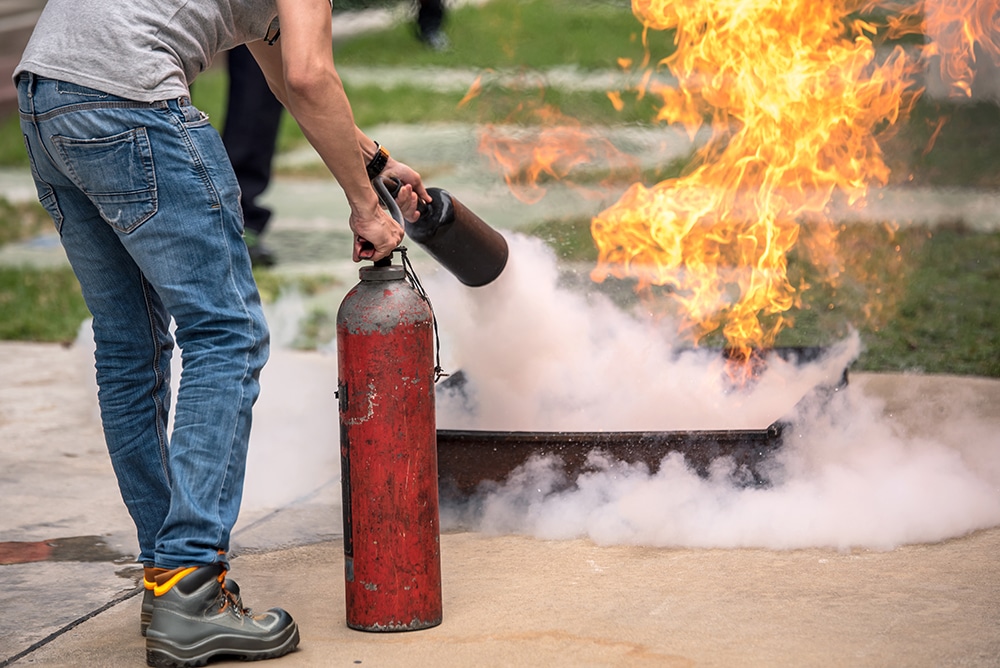 Salariés en formation incendie pratiquant l’évacuation et l’usage d’extincteurs
